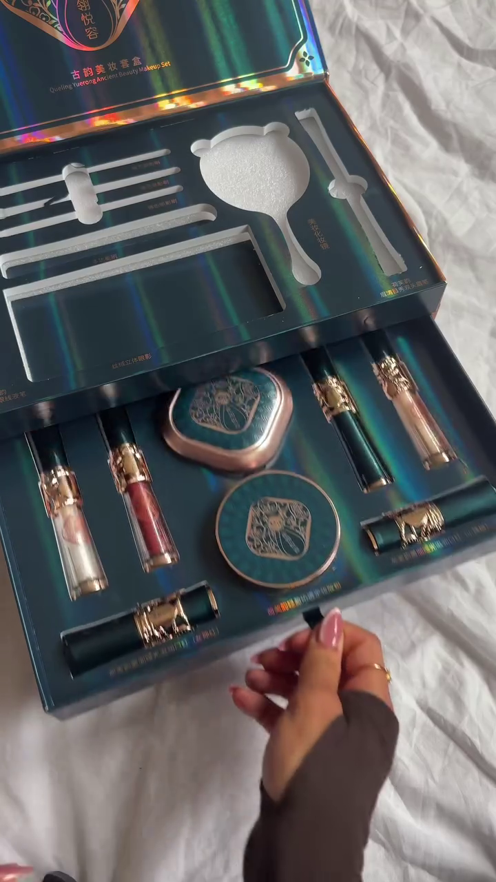 Luxury All-in-One Makeup Gift Box - Image 2